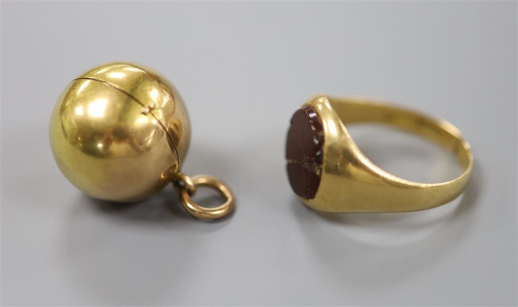 An 18ct and hardstone? set signet ring(a.f.), gross 6.4 grams, a yellow metal spherical hinged locket?, gross 3.9 grams & 2 charms.